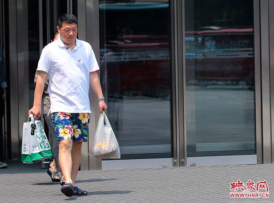 褲頭、T恤的裝束依然提前入夏