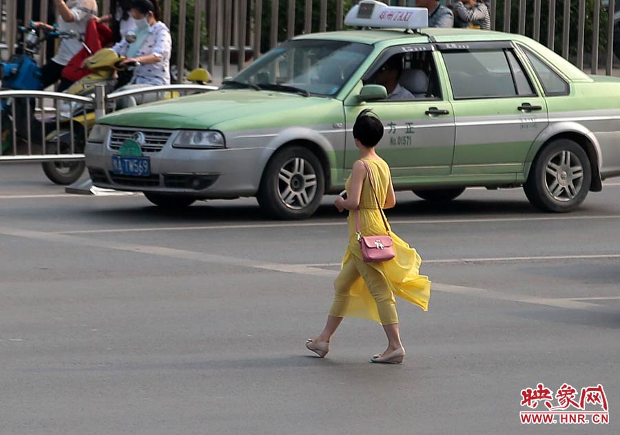 飄逸的長裙，在街頭很吸引眼球