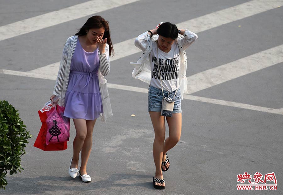 太熱了，還是把頭發(fā)扎起來