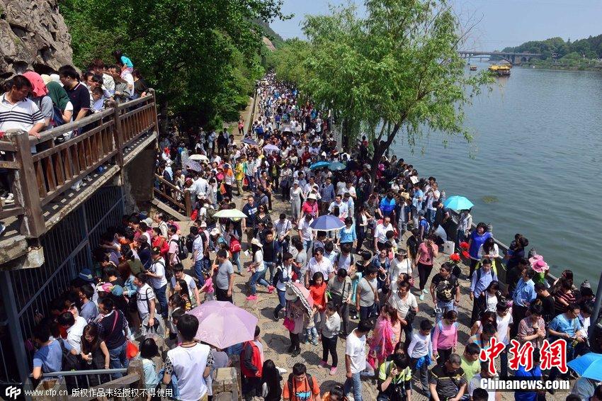 河南洛陽龍門石窟游人爆棚 河南洛陽龍門石窟游人爆棚