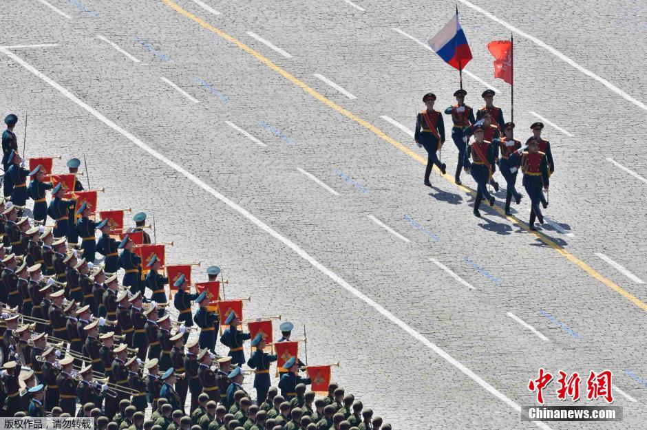 圖為俄羅斯國旗從受閱部隊(duì)前經(jīng)過。