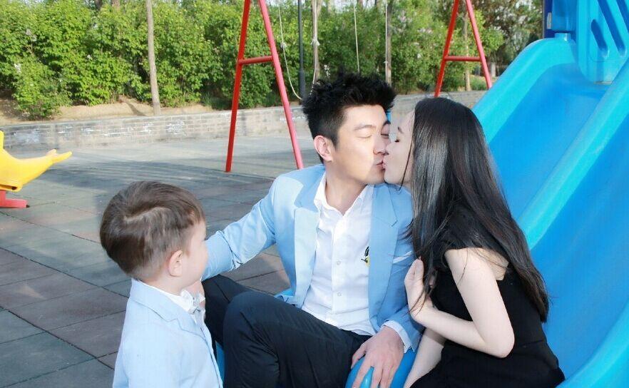 霍思燕與老公親吻,兒子看呆?；羲佳喔窖?“超級愛你們!520快樂!”