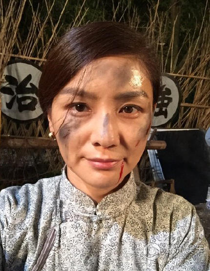 胡可曬出滿面塵土的自拍并向老公沙溢撒嬌道:“好吧,改一下,他日若我如此,你可還會愛我?@沙溢?！? width=