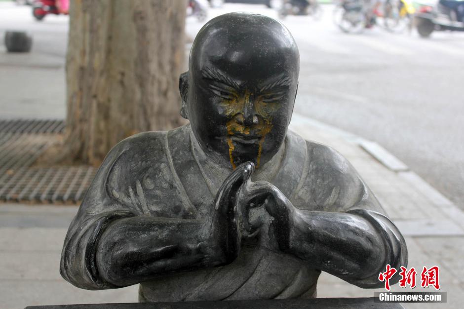 少林武僧石雕遭破壞 少林武僧石雕遭破壞