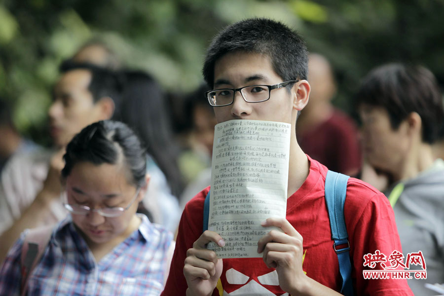 鄭州回中考點(diǎn)，等候入場的考生