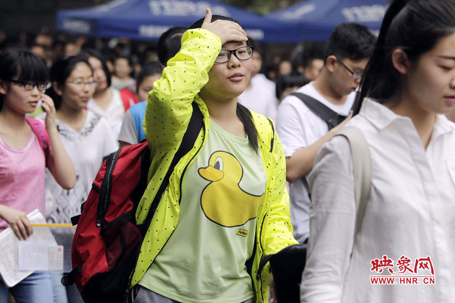 鄭州回中考點(diǎn)，考生輕松入場。