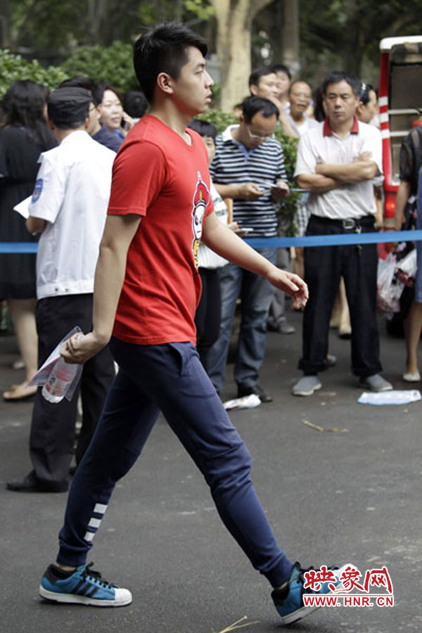 鄭州回中考點(diǎn)，考生自信入場。