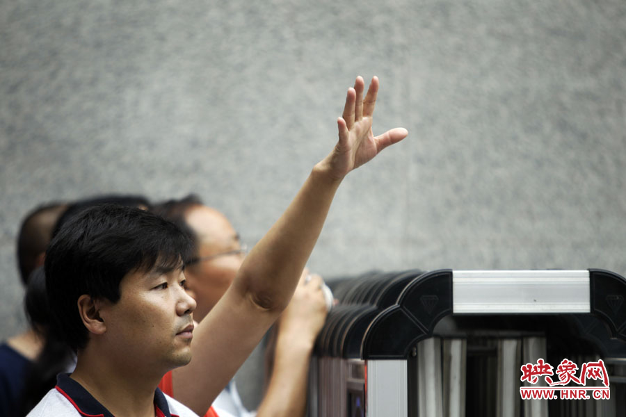 6月7日，鄭州回中考點(diǎn)?！昂?，我在這兒！”一名家長招呼自己的孩子