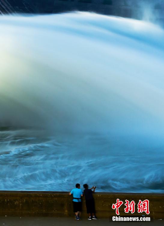 河南洛陽出水口泄水現(xiàn)“蛟龍”飛瀑 河南洛陽出水口泄水現(xiàn)“蛟龍”飛瀑