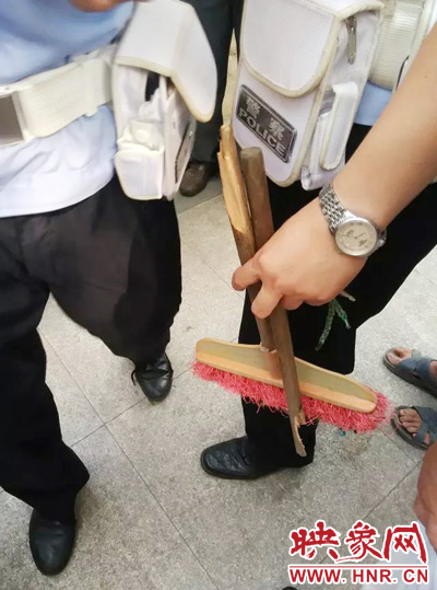 老太從環(huán)衛(wèi)工手中奪過掃帚，用腳踩斷，用力向環(huán)衛(wèi)工人的手上和腿上敲去。