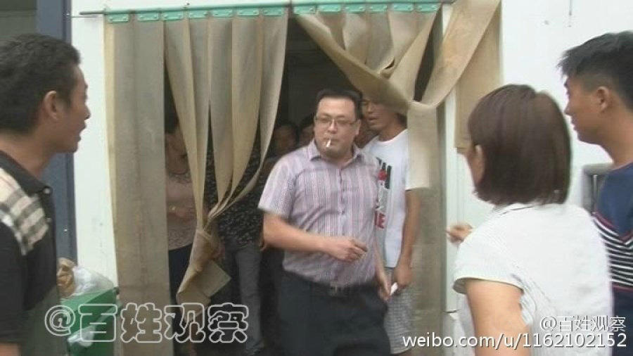 河南老板拖欠工人工資 遭圍堵當(dāng)眾被扒褲子 河南老板拖欠工人工資 遭圍堵當(dāng)眾被扒褲子
