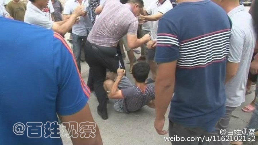 河南老板拖欠工人工資 遭圍堵當(dāng)眾被扒褲子 河南老板拖欠工人工資 遭圍堵當(dāng)眾被扒褲子