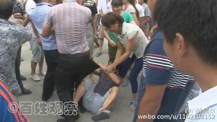 河南老板拖欠工人工資 遭圍堵當(dāng)眾被扒褲子 河南老板拖欠工人工資 遭圍堵當(dāng)眾被扒褲子