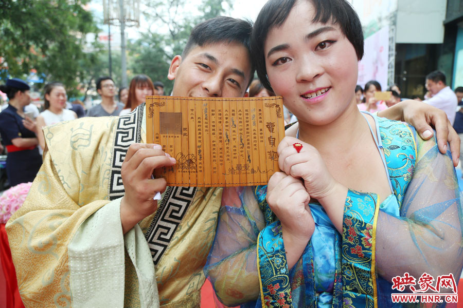 一對兒情侶現(xiàn)場展示“賣身契”內(nèi)容。