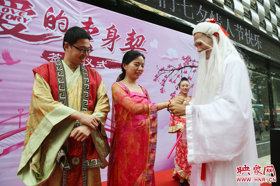 “月老”為每對情侶綁定“愛你一輩子”情侶手鏈。