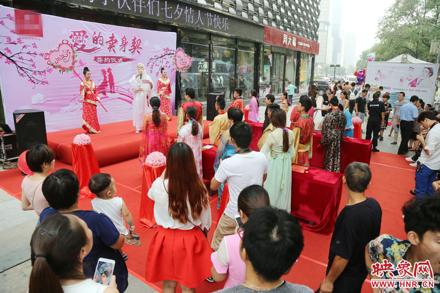 活動現(xiàn)場，聚集了大量圍觀群眾。