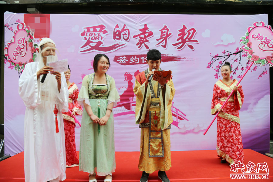 男子現(xiàn)場宣讀“賣身契”的內(nèi)容，讓大家作證。