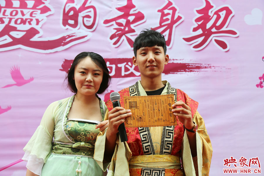 現(xiàn)場的8名男子異口同聲地表示，如違反此契約，可以接受處以極刑。