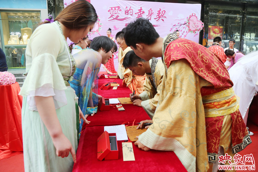 在“月老”的見證下，8名男子簽下代表真摯愛情的“賣身契”。