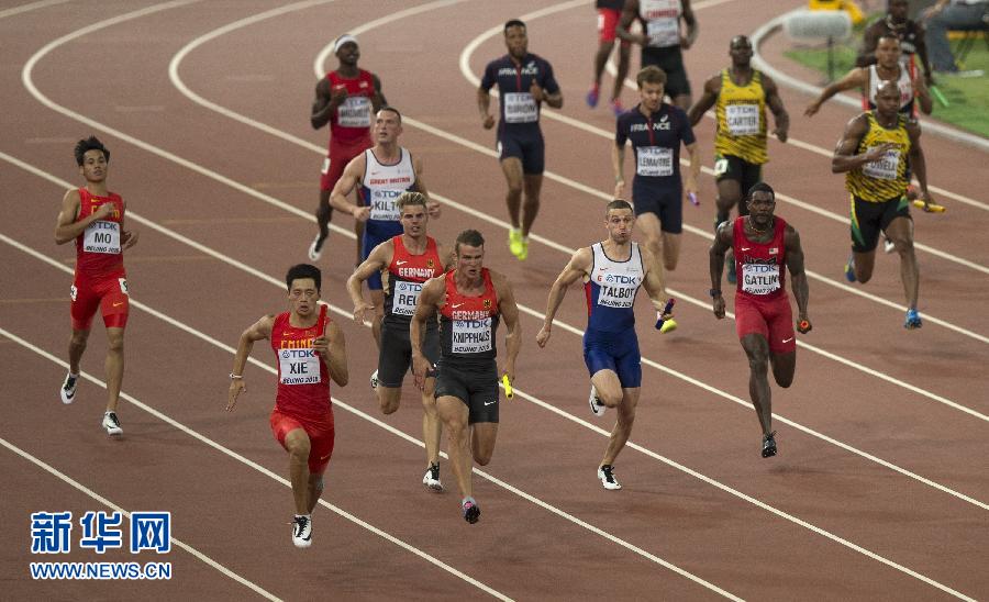 中國隊(duì)選手謝震業(yè)（左前）在比賽中。