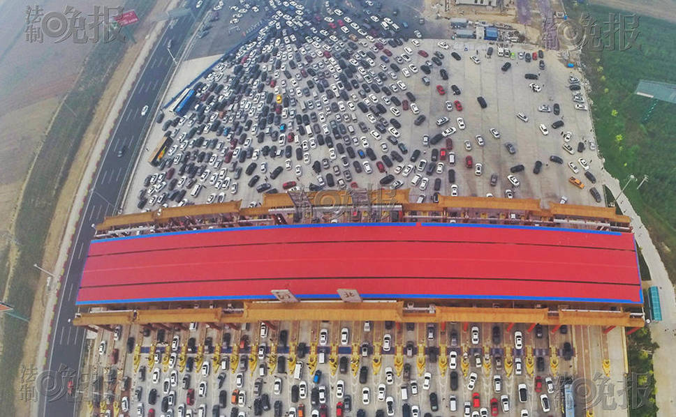 滯留的大批車輛。