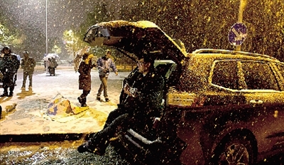 彈琴彈到手指都沒知覺了，還在一首又一首地唱。