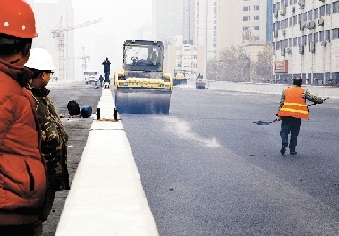 昨日農(nóng)業(yè)路高架第八標(biāo)段已經(jīng)開始鋪設(shè)瀝青。