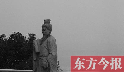 23日，從中原福塔基座平臺看向世紀(jì)歡樂園的景象