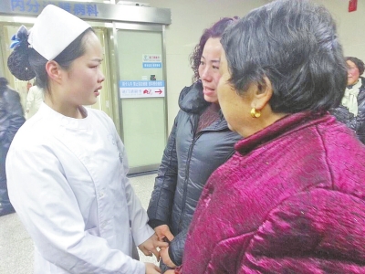 被救老人的家屬激動地握著張楠的手，連連道謝。