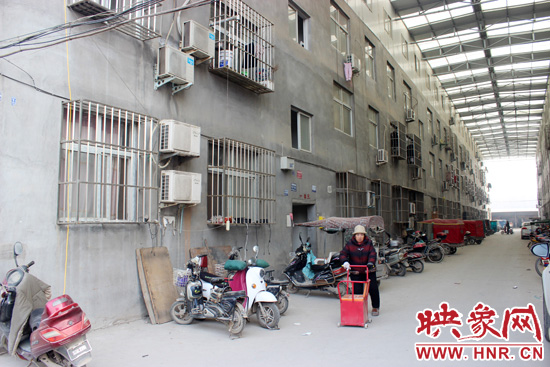 三棟居民樓沒有任何手續(xù)，沒有房產(chǎn)證，售價(jià)超級(jí)低。