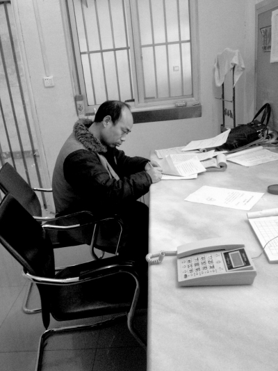 侯見志在看守所中簽署上訴書。律師供圖