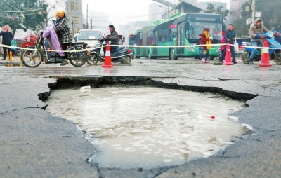 　路面陷了個大坑，下面是自來水公司的主管道。
