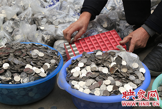 這筆“巨資”大部分已被員工清點好，都是1元硬幣，每500元用一小袋裝起來。