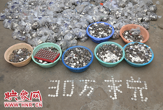 據負責清點“巨資”的張大爺介紹，這筆“巨資”積攢了兩個月左右，有30萬左右，重達3000多斤。