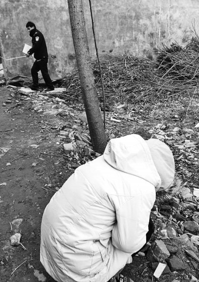 案發(fā)現(xiàn)場附近，死者的姐姐在痛哭。