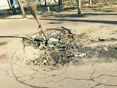 在路面正中間塌陷11平方米，最深處約半米深。