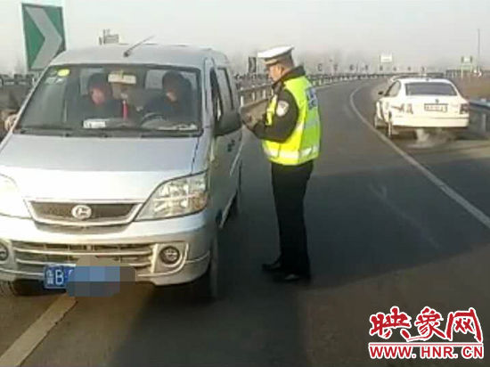 2月3日，一名男子因錯(cuò)過了路口不顧自身安全竟然在高速上逆行，被焦作高速交警逮個(gè)正著。