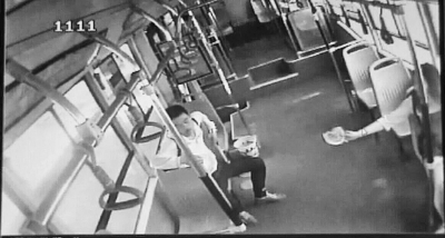 小情侶公交車上旁若無(wú)人吃西瓜，弄臟車廂環(huán)境引不滿。