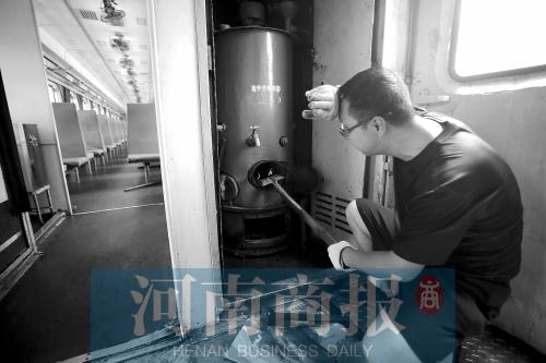 中伏天體驗(yàn)綠皮車(chē) 223斤乘務(wù)員兩個(gè)半月瘦53斤