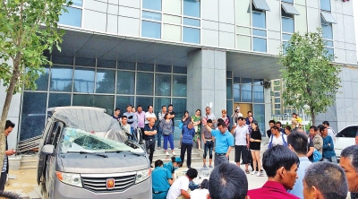 被砸面包車(chē)主駕駛室頂部凹陷嚴(yán)重