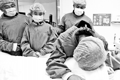 捐獻(xiàn)者家屬與親人遺體告別 捐獻(xiàn)者家屬與親人遺體告別