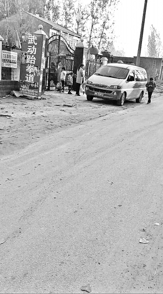 一幼兒園園長駕駛“黑校車”接送孩子 一幼兒園園長駕駛“黑校車”接送孩子