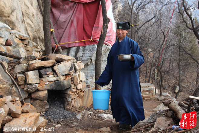 崔道長原籍東北，兩年前還只是一個(gè)普通的農(nóng)民工，領(lǐng)著交往了半年的女朋友，住進(jìn)了工棚。工棚里人員復(fù)雜，一次偶然的機(jī)會，他發(fā)現(xiàn)女朋友似乎和工頭有染，求證的過程中，挨了揍。