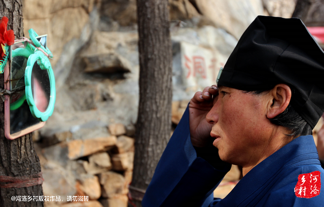 在一個(gè)下著雨的傍晚，他的行李被兩個(gè)五大三粗的壯漢，扔出了工棚。他于是一路南下，沿路打聽著少林寺，來到登封，打算學(xué)得一兩手功夫，回去報(bào)仇。在少林寺附近徘徊數(shù)日，因無人引薦，花光了身上所有的錢，也沒能進(jìn)入少林寺。