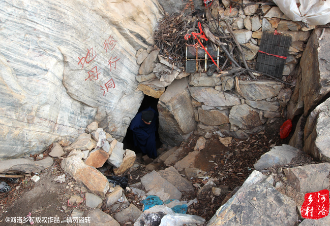 老崔說，以前就經(jīng)常半夜做夢，夢到女媧娘娘在召喚自己。上山以后，居住附近，竟然真的有一個(gè)地母洞，也不知是誰供奉了女媧娘娘的神像，后來這兒似乎成了老崔的獨(dú)家道場。