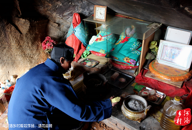 山上很少見到陌生人，所有的出家人也都有自己的生活。誦經(jīng)焚香，成了老崔的日常。