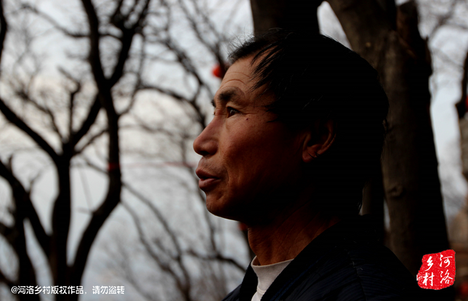 不過老崔對鄰居卻有著十分的不屑，平日里他們的生活，主要是自己種植的蔬菜和野菜，偶爾有山下香客的供奉。而鄰居卻經(jīng)常揀一些驢友丟棄的物品，飲料瓶，塑料紙，或者其它的物品。