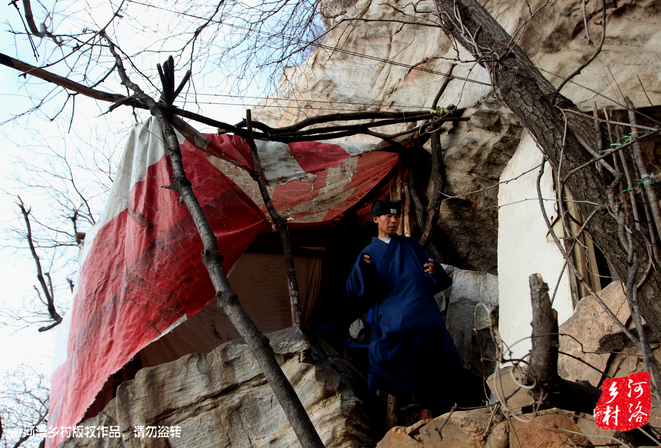 那個(gè)打斷老崔肋骨的道友搬走了，此刻半山腰只剩下老崔一個(gè)人，除了山下的香客，也只有偶爾登山的驢友路過。老崔一副面帶微笑的慈祥模樣，也贏得香客好感，有山下香客邀請他春節(jié)下山過年，老崔有些糾結(jié)，對于香客的邀請，是去還是不去呢？