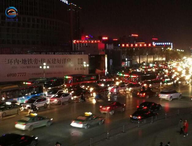 二七廣場嚴(yán)重?fù)矶?車友吐槽一個小時走了5米