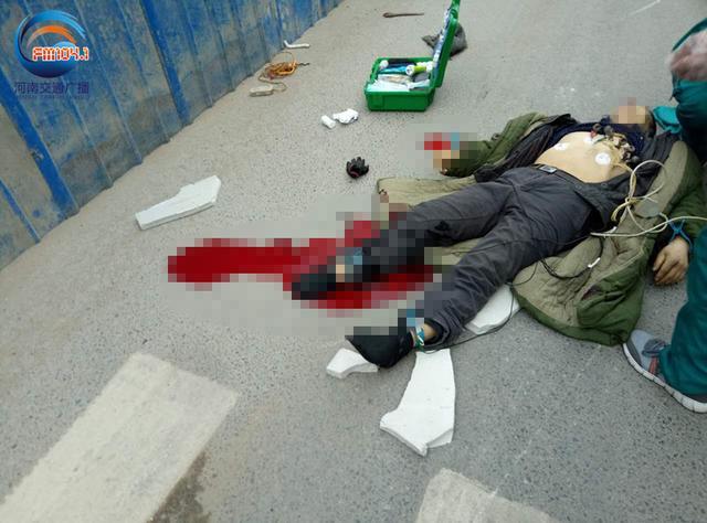 鄭州一面包車撞電動(dòng)車 電動(dòng)車主已無生命跡象